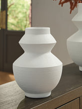 Furniture City Laplace - Ashley Furniture - Naveen Vase - Vase - A2000870