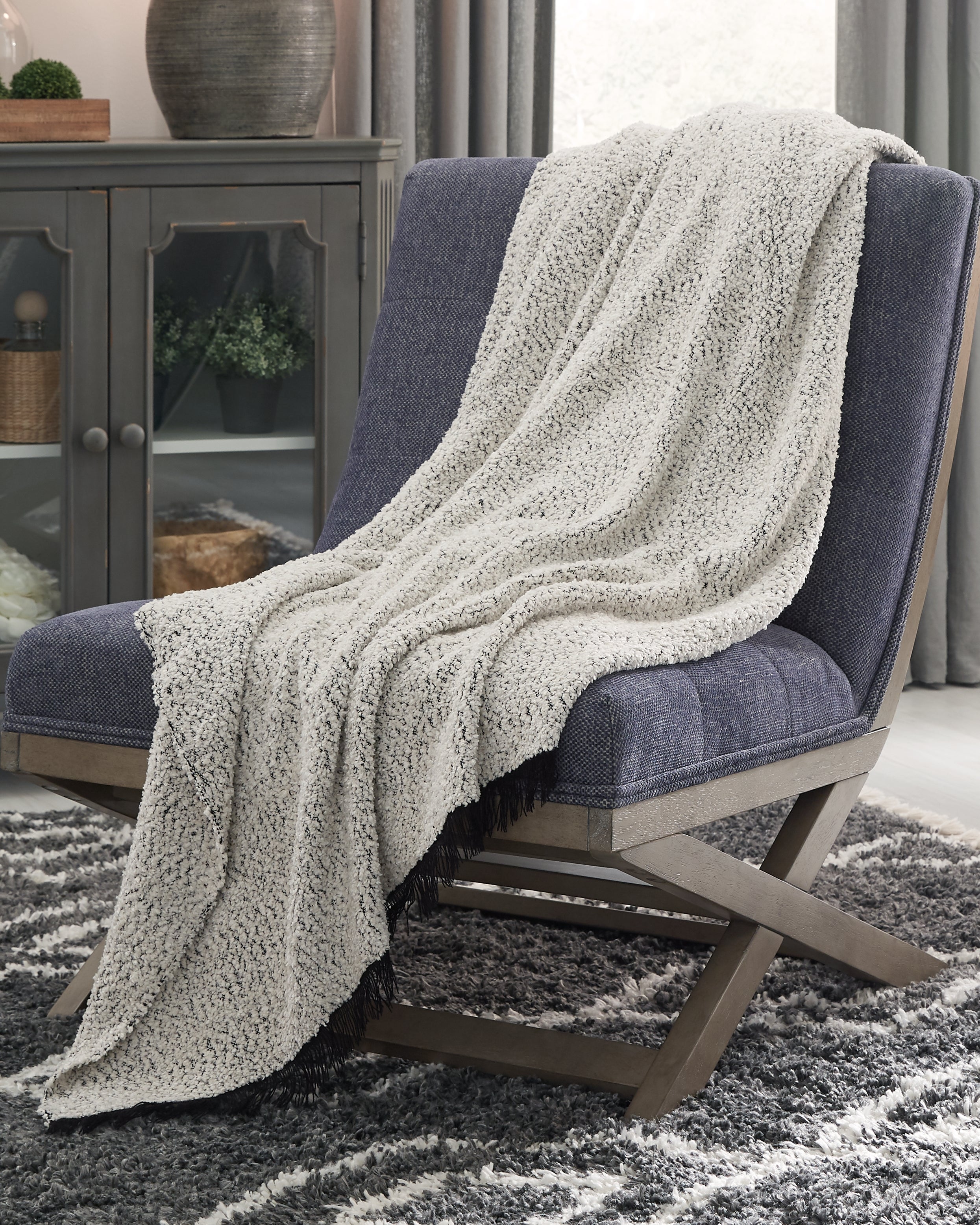 Furniture City Laplace - Ashley Furniture - Leonita Throw - Throw / Black/White - A1000769T