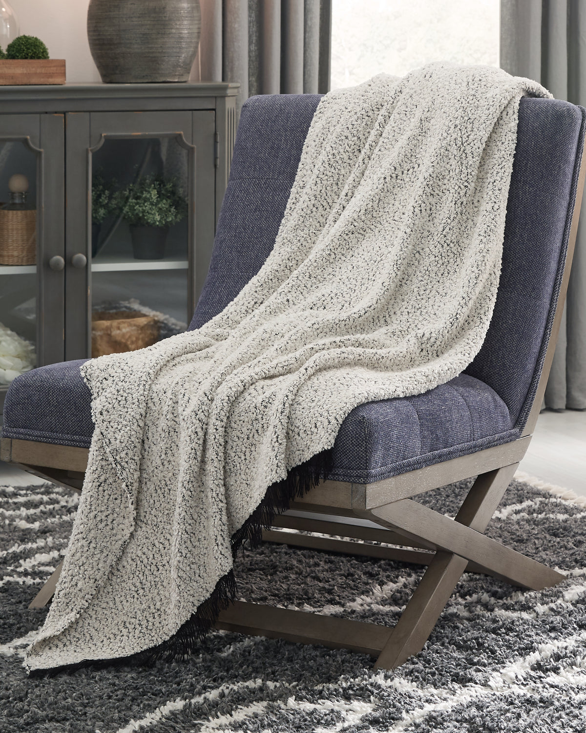 Furniture City Laplace - Ashley Furniture - Leonita Throw - Throw / Black/White - A1000769T