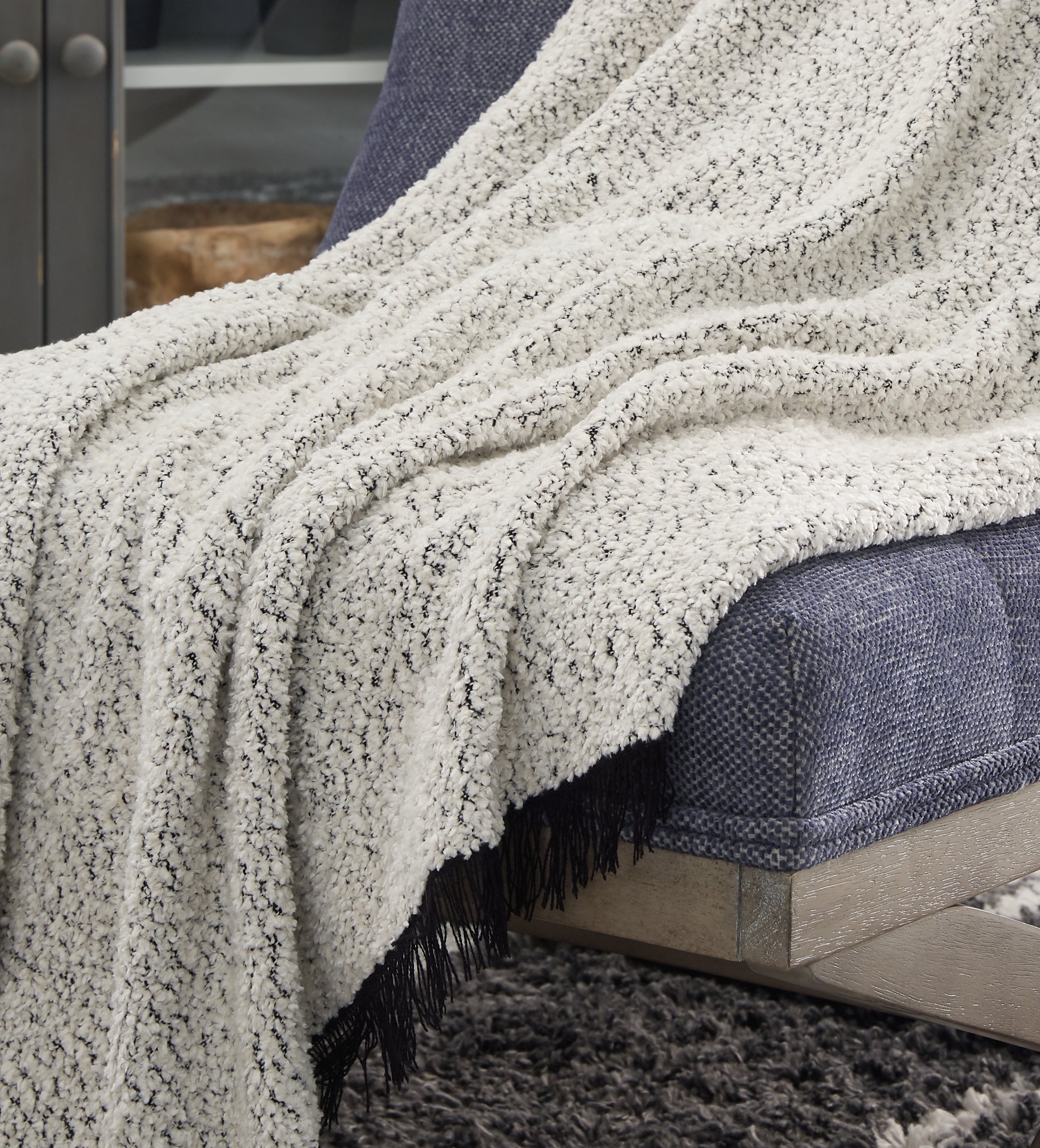 Furniture City Laplace - Ashley Furniture - Leonita Throw - Throw / Black/White - A1000769T