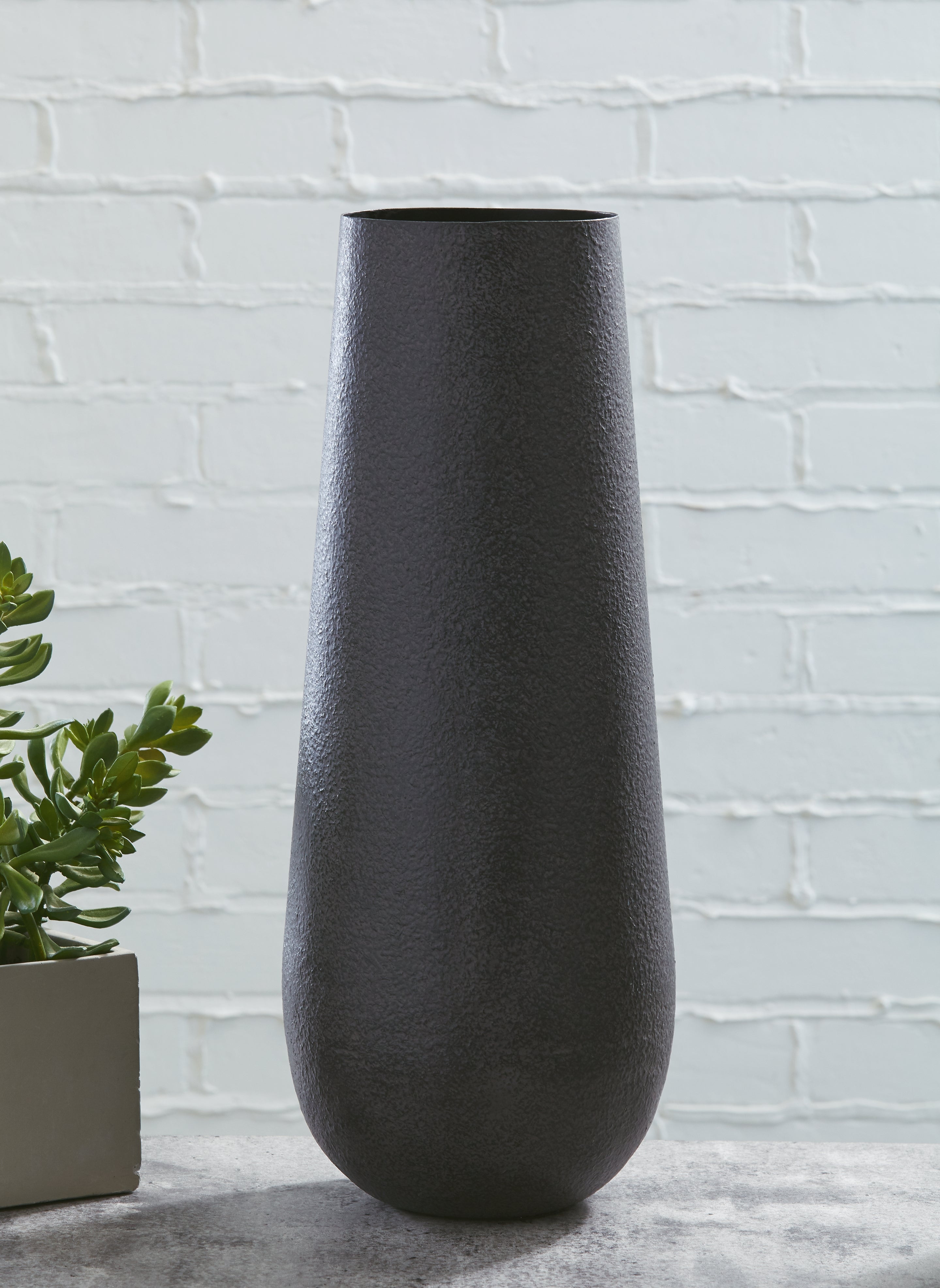 Furniture City Laplace - Ashley Furniture - Fynn Vase - Vase / Antique Brown - A2000516