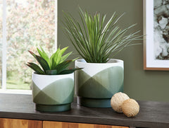 Furniture City Laplace - Ashley Furniture - Ardenridge Planter (Set of 2) - Planter Set (Set of 2) / Green/White - A2000579