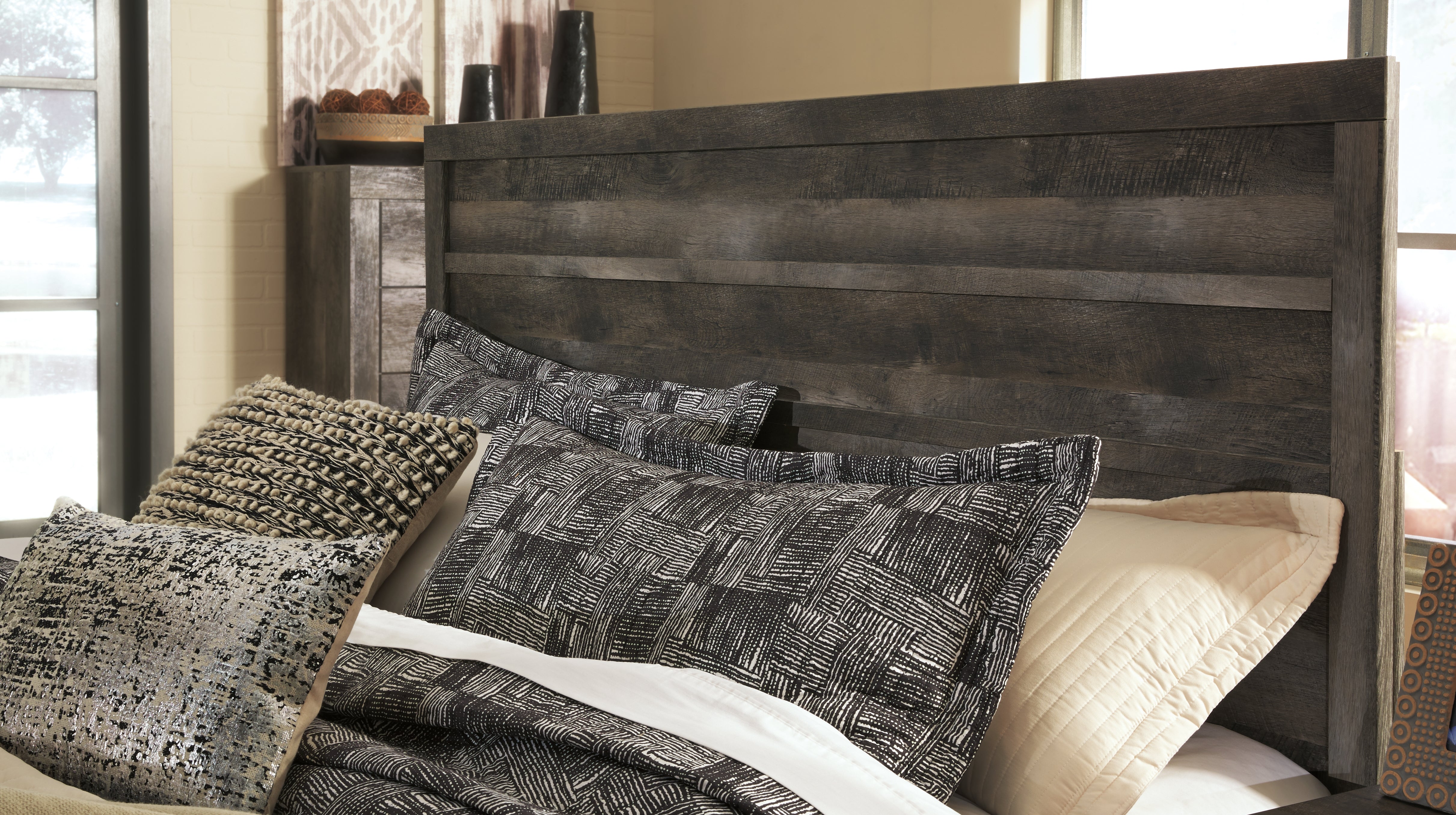 Furniture City Laplace - Ashley Furniture - Wynnlow Bedroom - Queen Panel Bed / Gray - B440B2