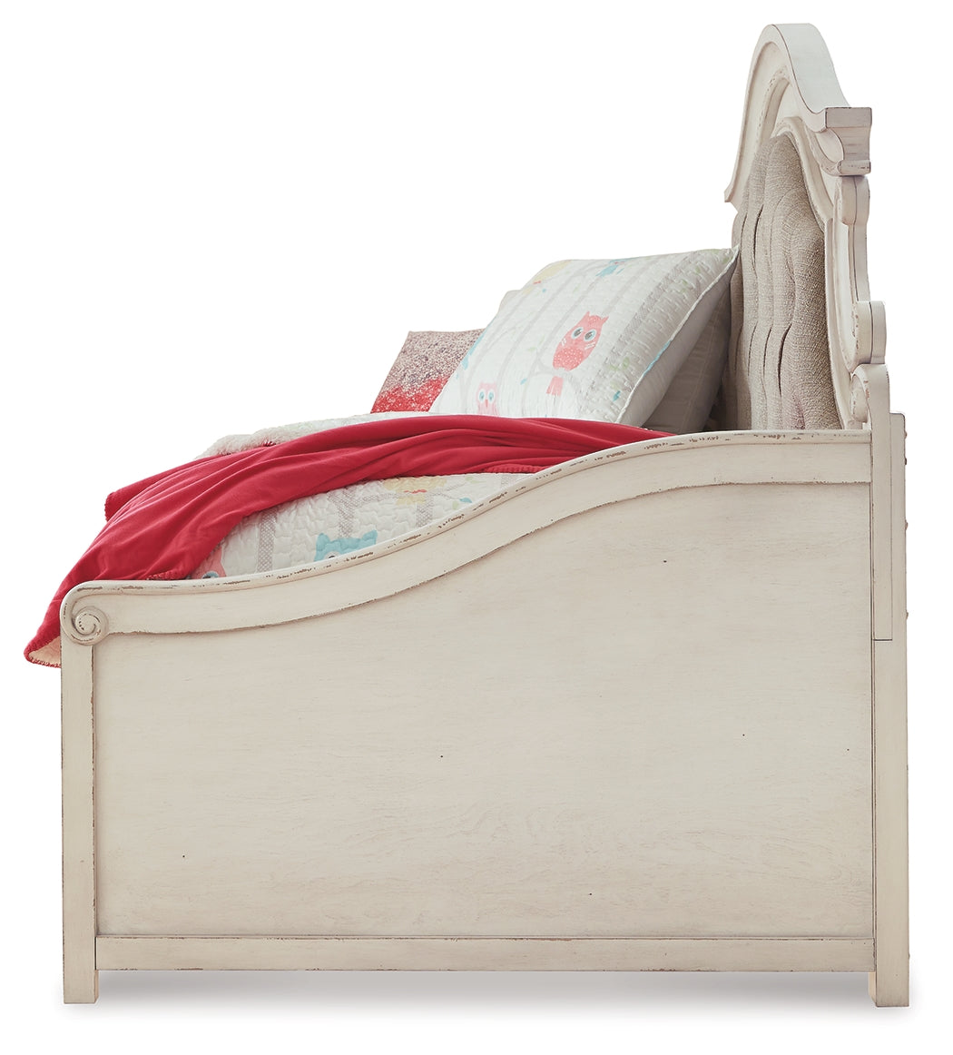 Furniture City Laplace - Ashley Furniture - Realyn Bedroom - Twin Day Bed with 1 Large Storage Drawer / Chipped White - B743B15