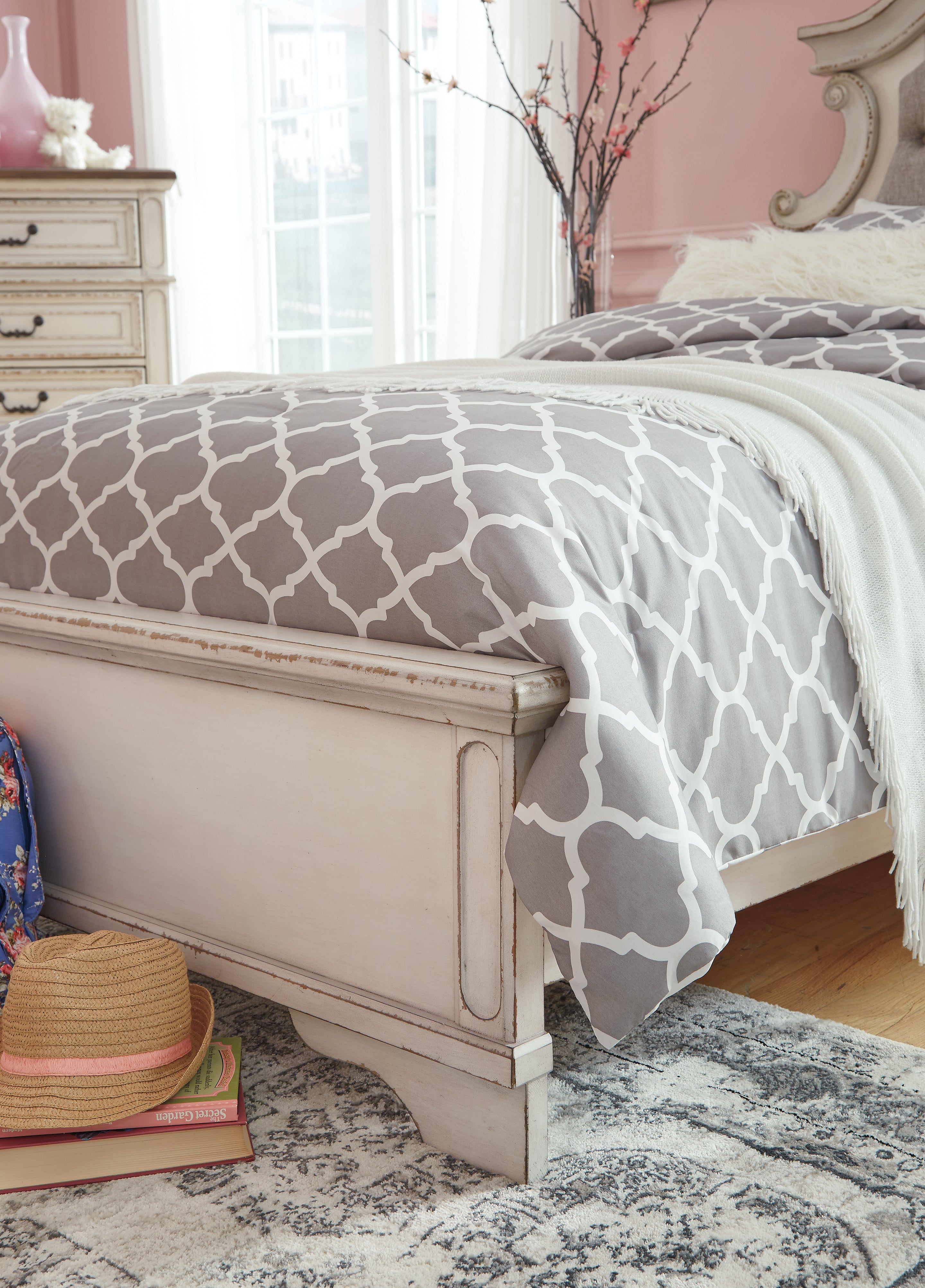 Furniture City Laplace - Ashley Furniture - Realyn Bedroom - Twin Panel Bed / Chipped White - B743B13