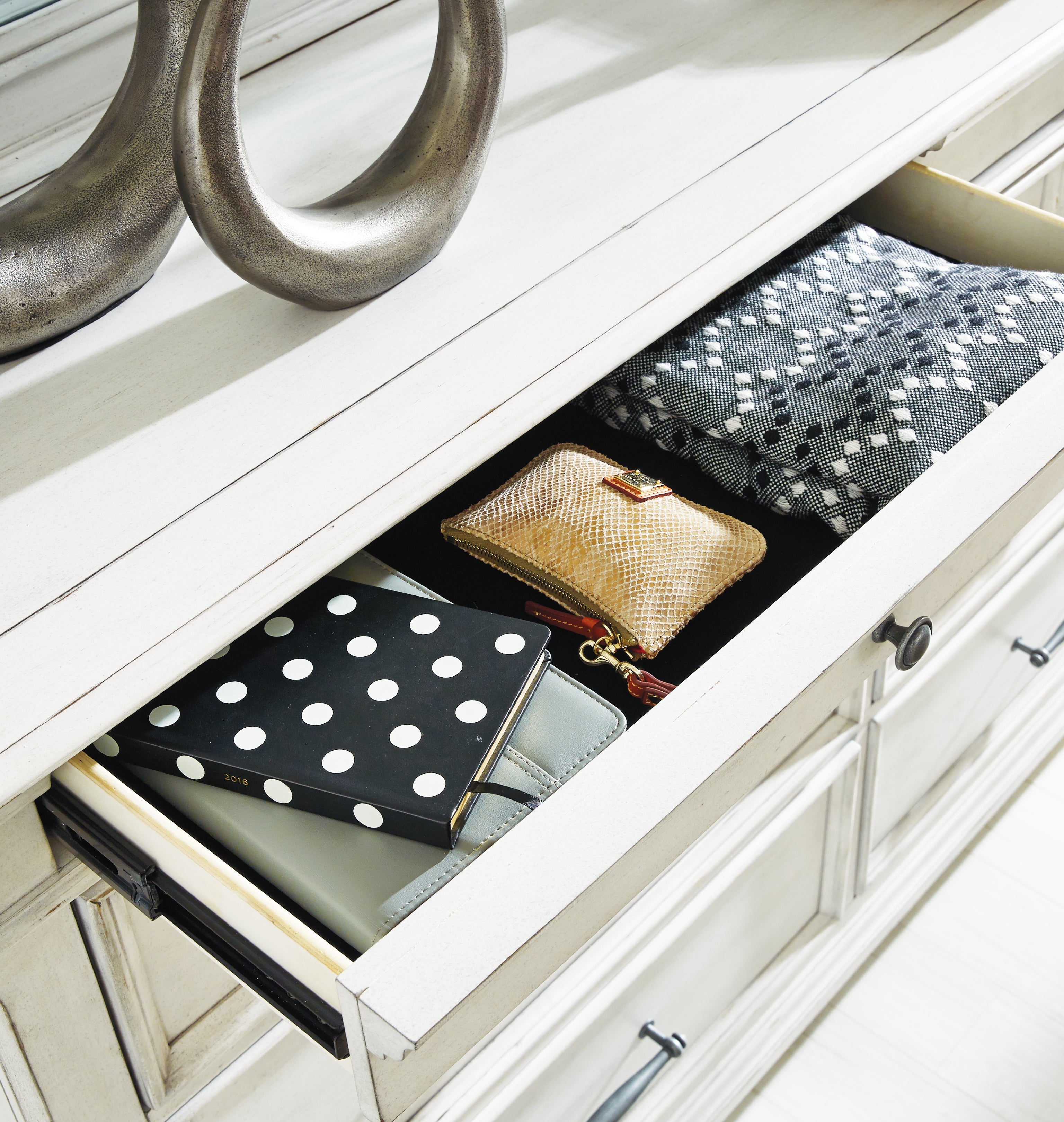 Furniture City Laplace - Ashley Furniture - Kanwyn Bedroom - Dresser and Mirror / Whitewash - B777B1