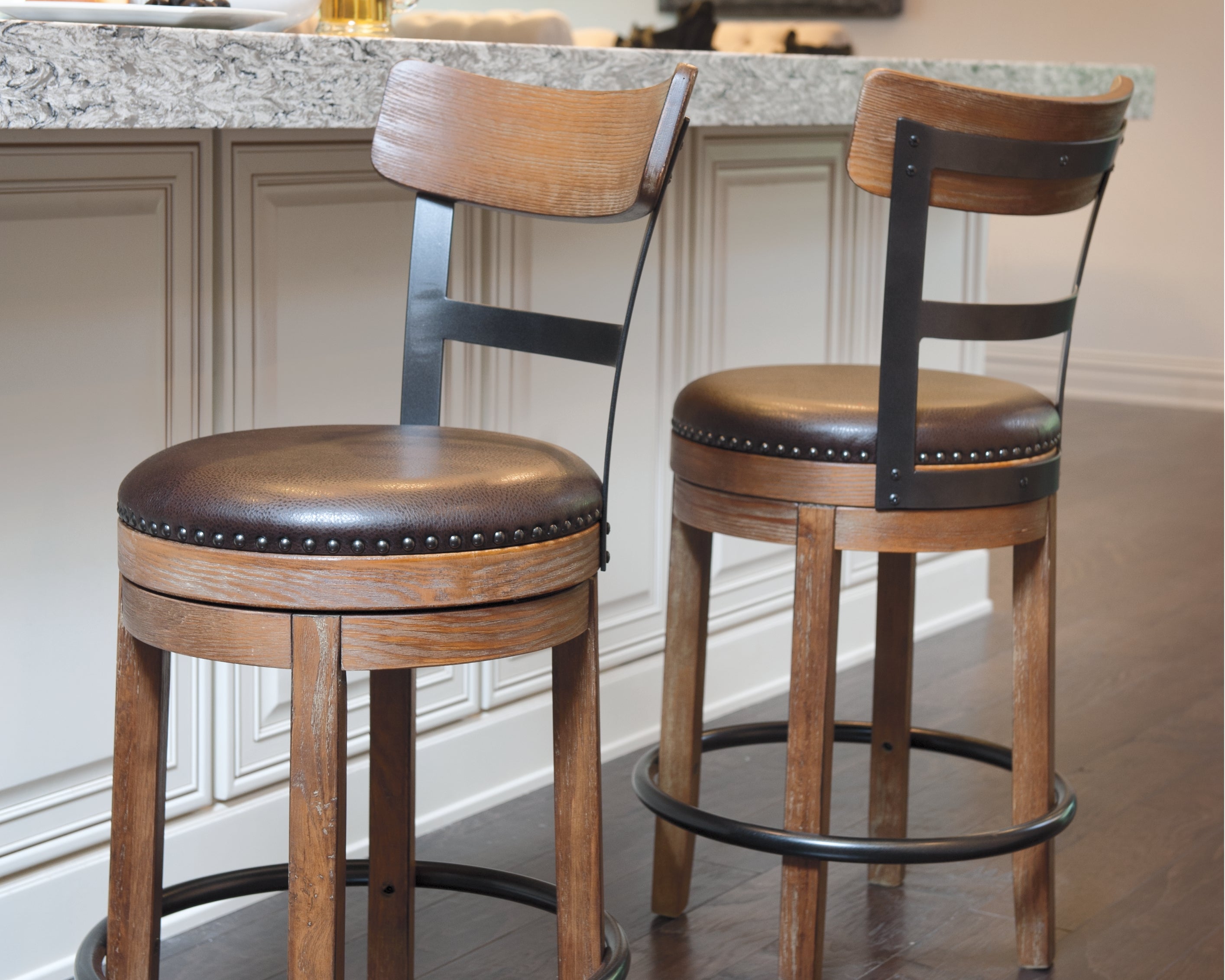 Furniture City Laplace - Ashley Furniture - Pinnadel Dining Room - UPH Swivel Barstool (1/CN) / Light Brown - D542-124