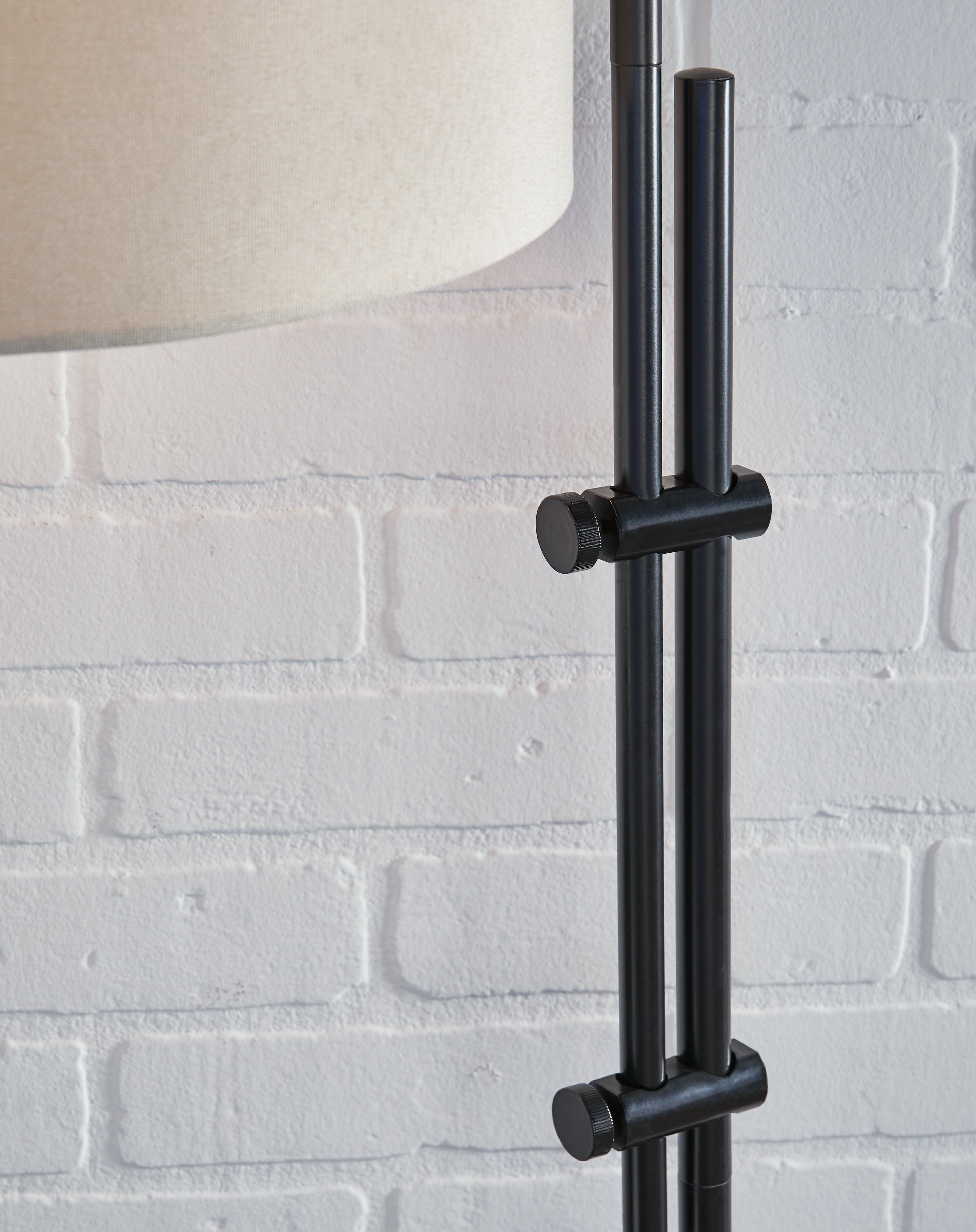 Furniture City Laplace - Ashley Furniture - Baronvale Lighting - Metal Floor Lamp (1/CN) / Black - L206041