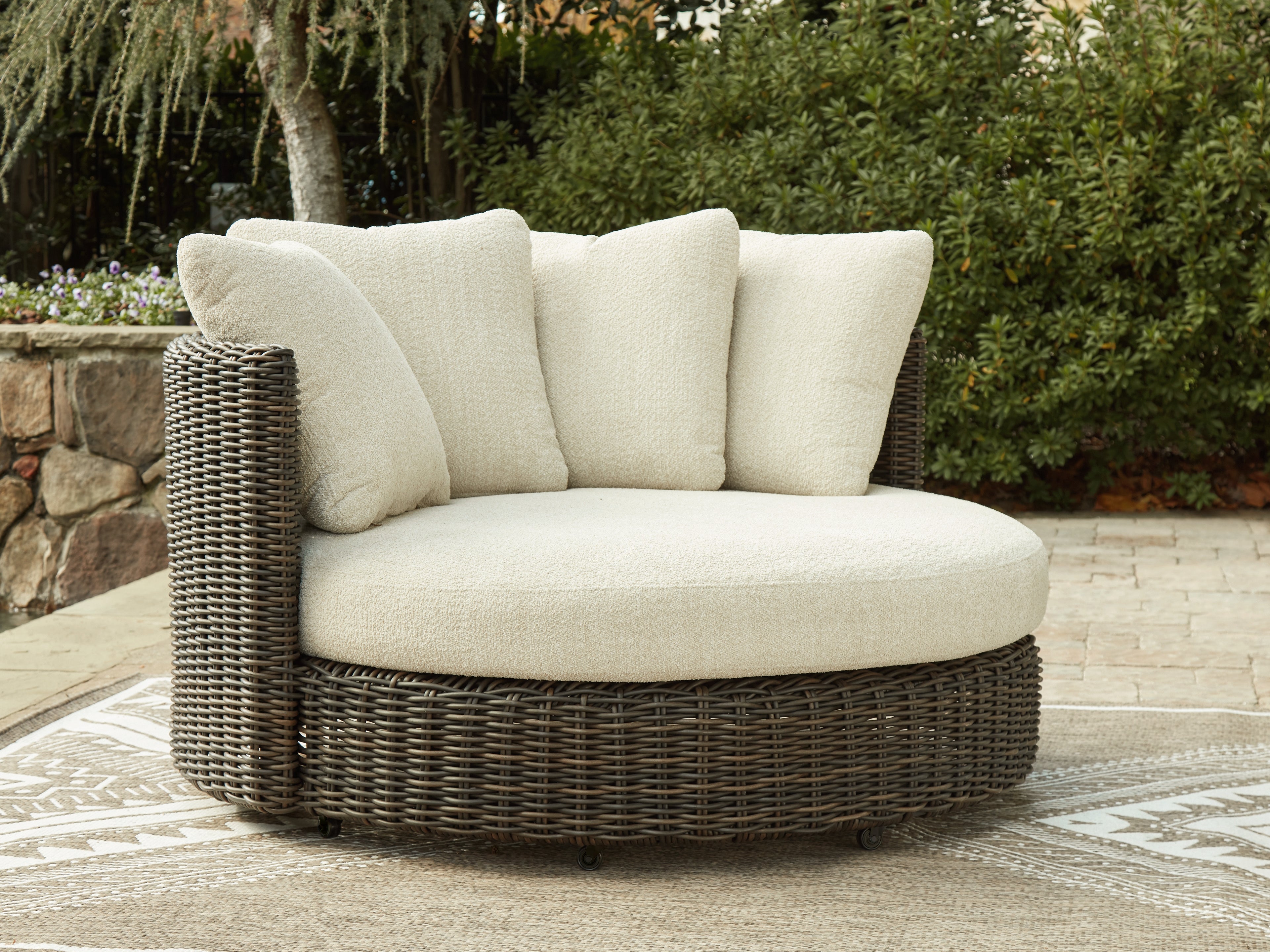Furniture City Laplace - Ashley Furniture - Kimora Outdoor - Swivel Lounge Chair w/Cushion - P711-810